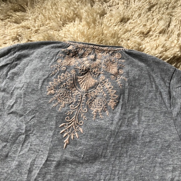SOLD Tolani by Sundance Super Soft Embroidered Luxe Tee - Picture 4 of 6
